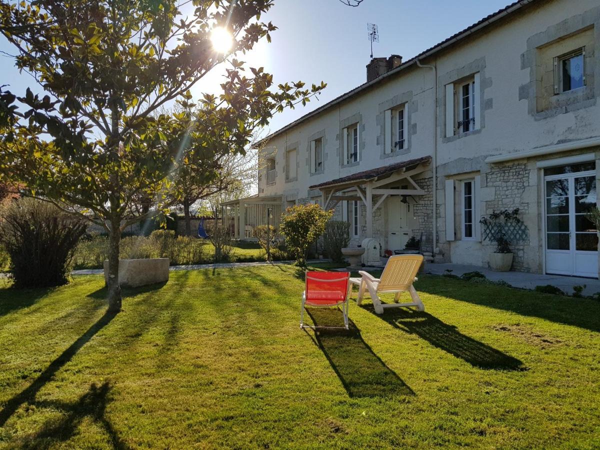 Domaine de Pelouaille - chambre d'hôtes Saint-Jean-dʼAngély Exterior foto